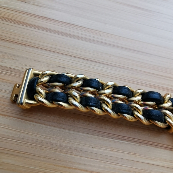 AUTHENTIC CHANEL watch with box size M - Picture 10 of 16